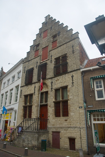 42. Trapgevelgebouw*