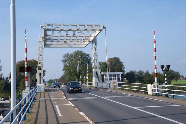 83. Ophaalbrug