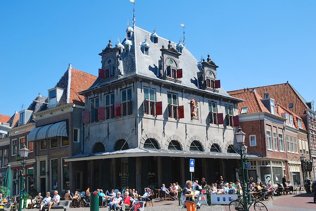 32. Waag