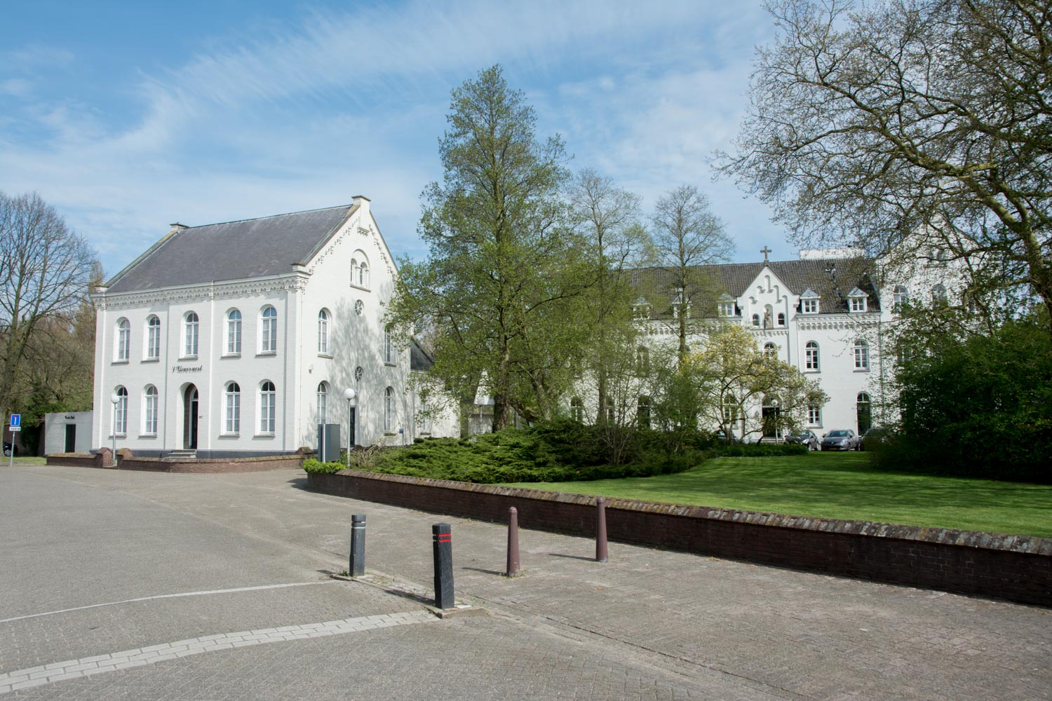 13. Wit gebouw