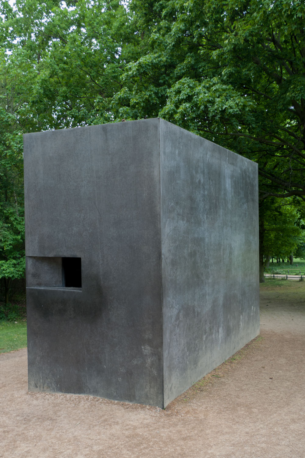 23. Homomonument