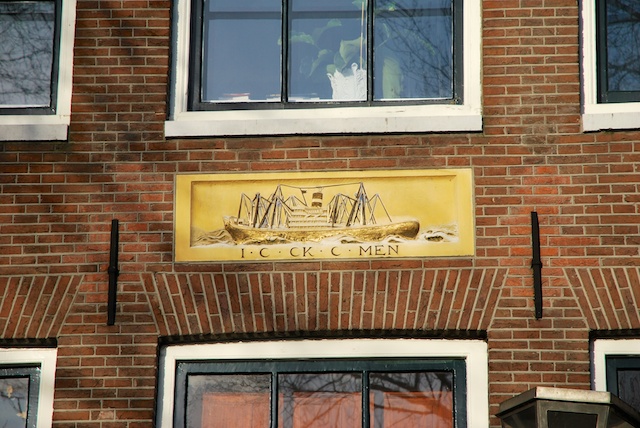 13. Gevelsteen