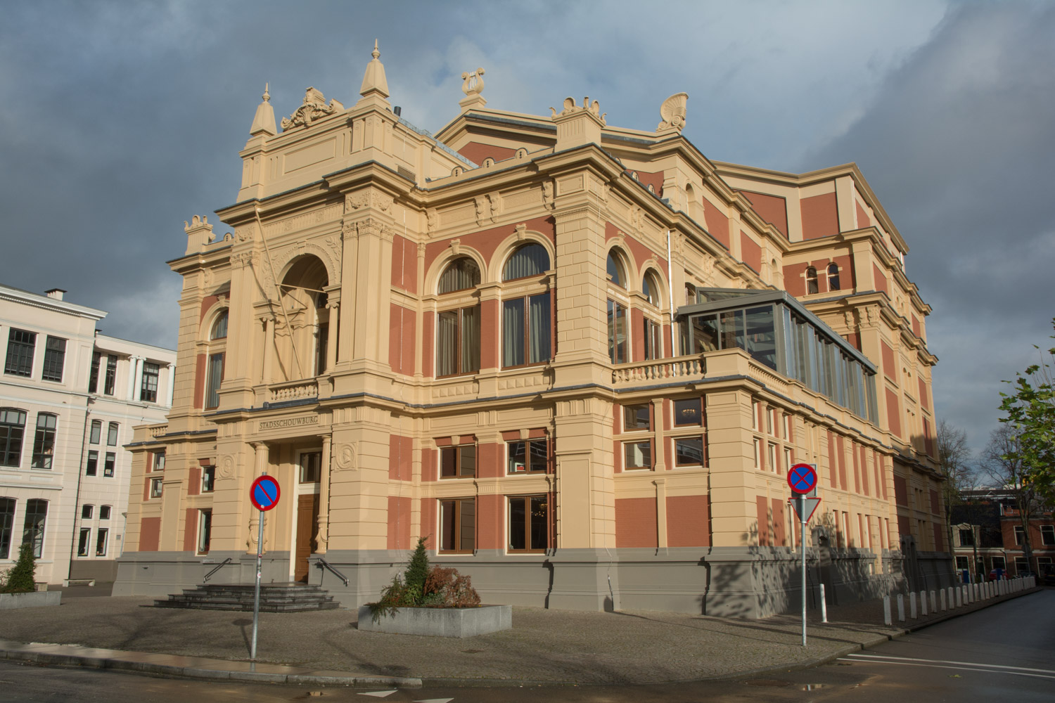 13-stadsschouwburg