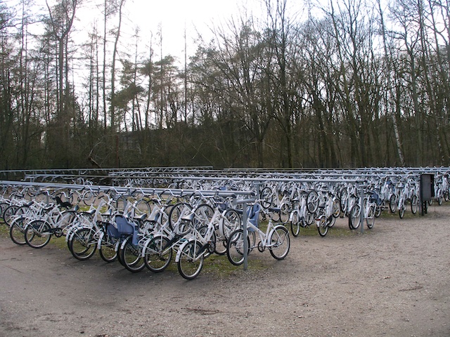 63. Witte fietsen